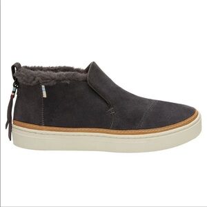 •TOMS• Paxton Leather Faux Fur Chukka Sneaker